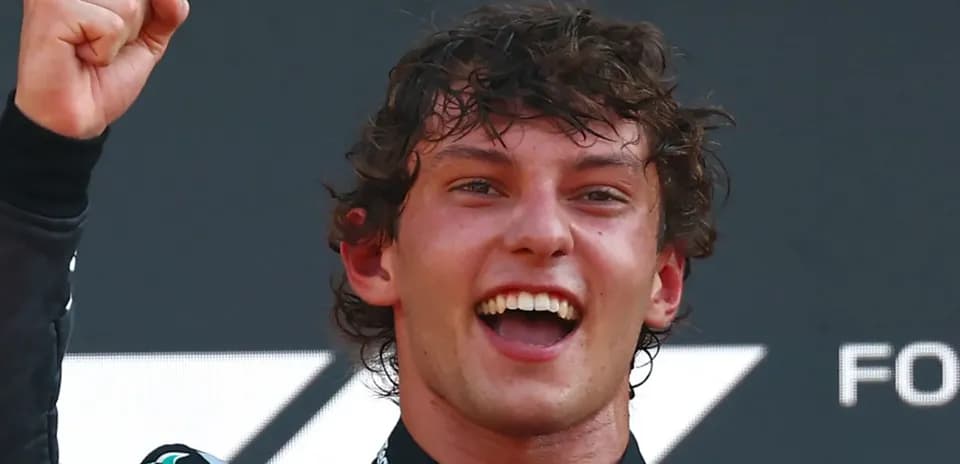 Pilote célébrant une victoire avec le poing levé