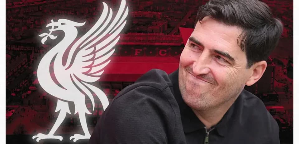 Homme souriant avec le logo de Liverpool en arrière-plan