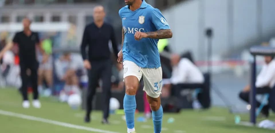 Joueur en action sur le terrain avec un ballon