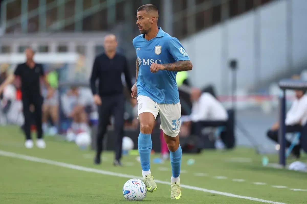 Joueur en action sur le terrain avec un ballon
