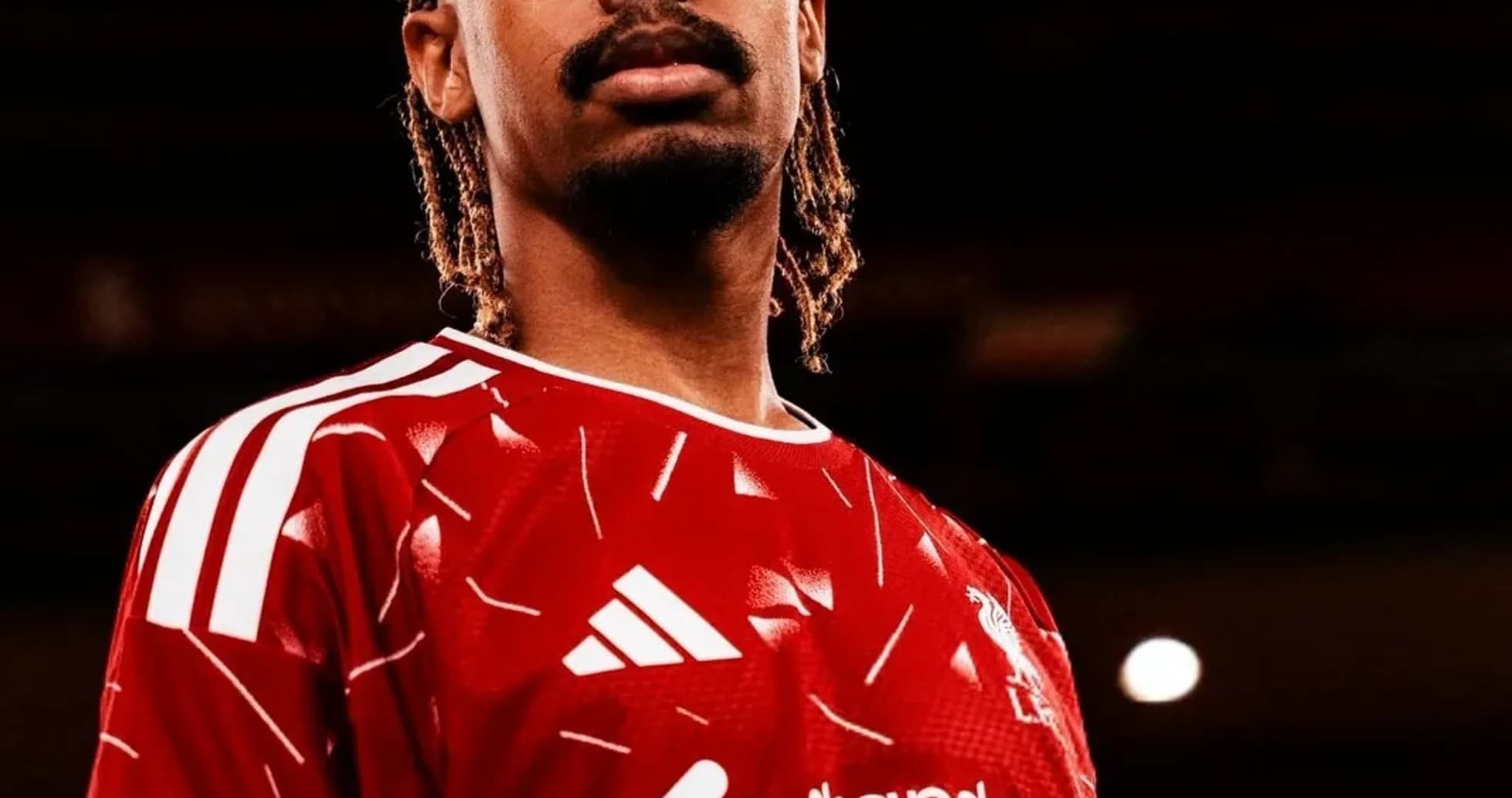 Joueur portant le maillot rouge de Liverpool FC