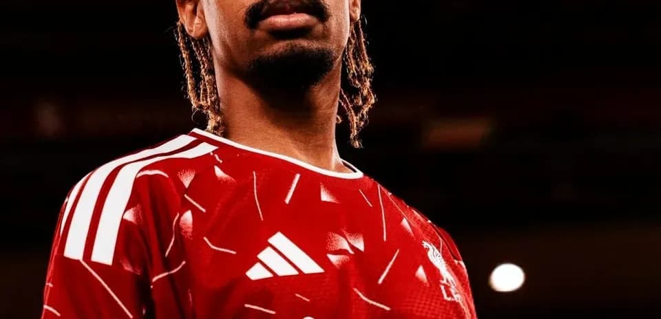 Joueur portant le maillot rouge de Liverpool FC