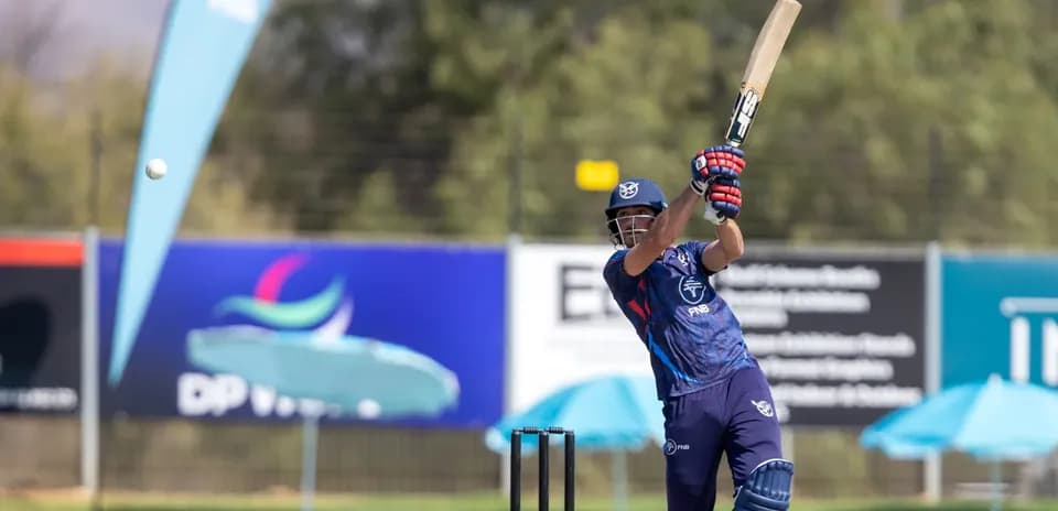 Batteur frappant la balle lors d'un match de cricket