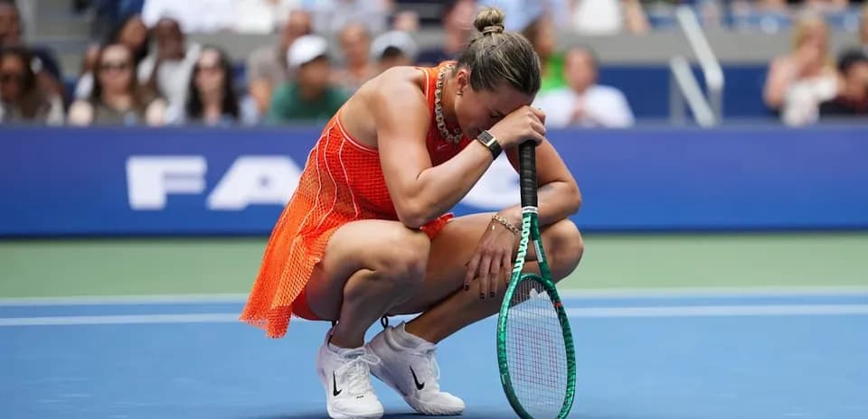 Joueuse de tennis accroupie sur le court