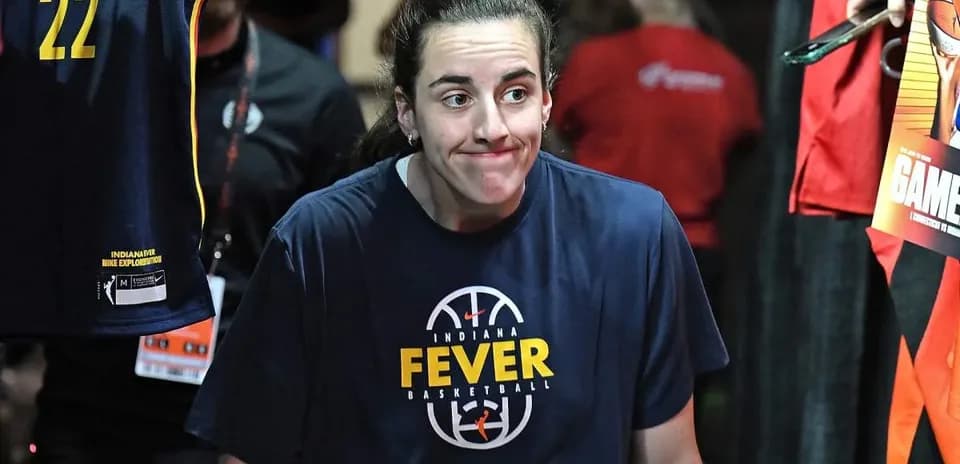 Joueuse entrant sur le terrain avec maillot Indiana Fever