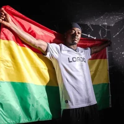 Joueur tenant un drapeau avec les couleurs de la Bolivie