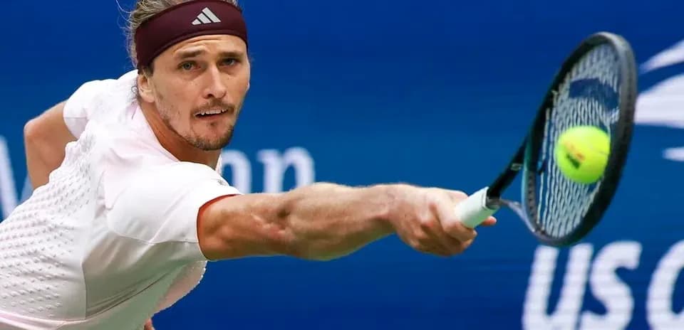 Joueur de tennis frappant une balle au US Open