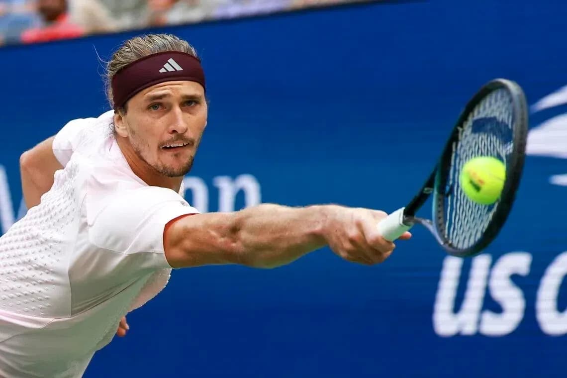 Joueur de tennis frappant une balle au US Open