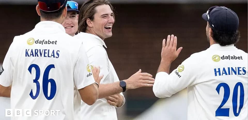 Joueurs célébrant un wicket lors d'un match de cricket