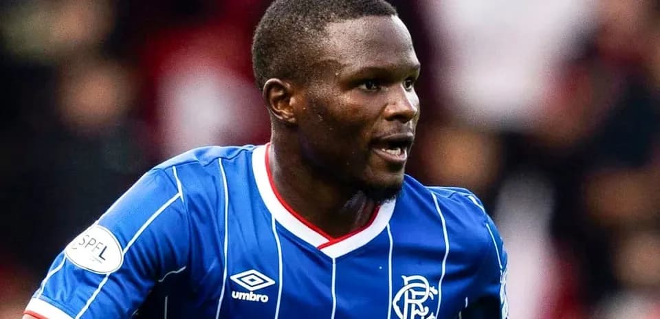 Joueur de football portant un maillot bleu en action