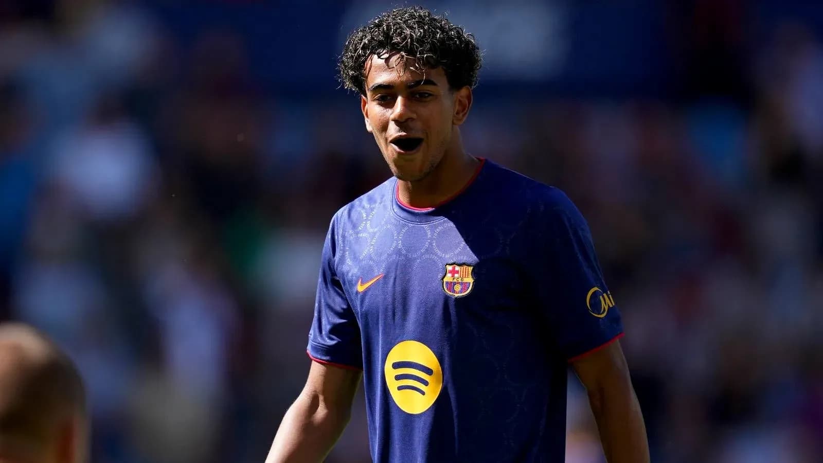 Joueur de Barcelone en tenue lors d'un match