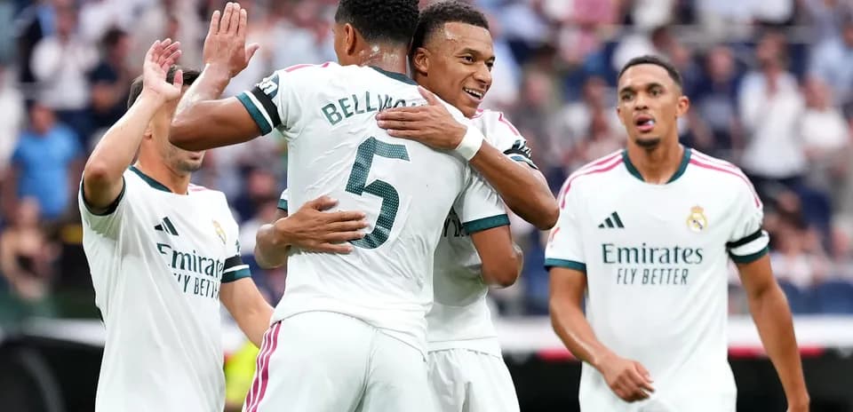 Joueurs du Real Madrid célébrant un but ensemble