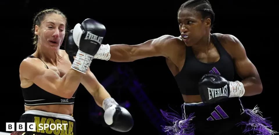 Boxeuses échangent des coups sur le ring