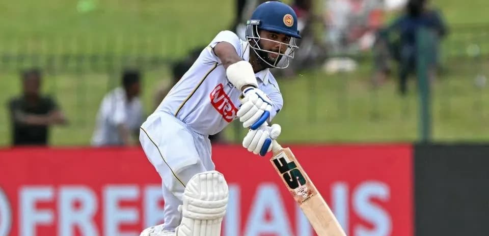 Batteur en action sur le terrain de cricket