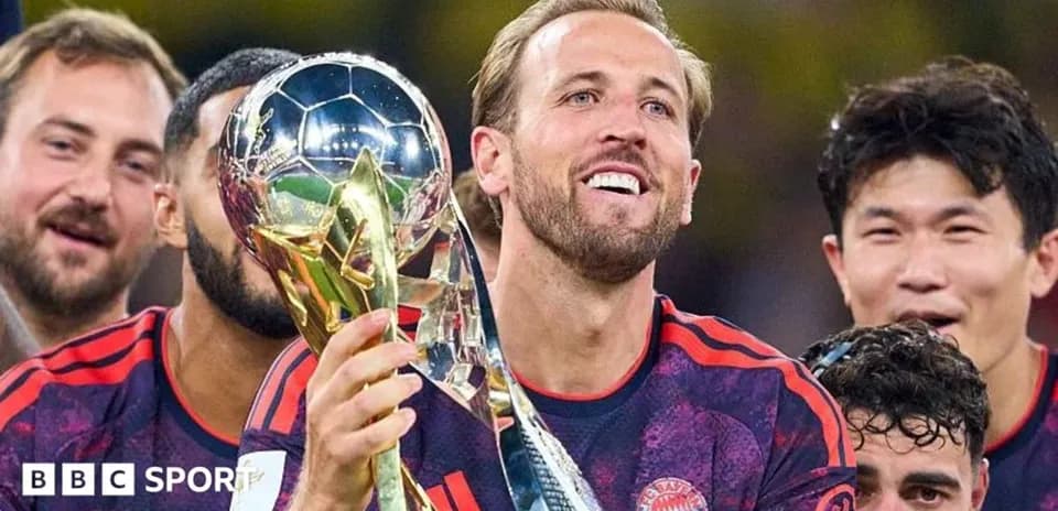 Joueur de Bayern Munich levant le trophée de victoire