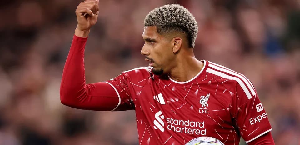 Joueur de Liverpool levant le pouce pendant le match