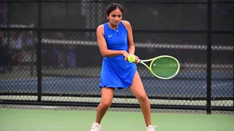 Joueuse de tennis en train de frapper une balle