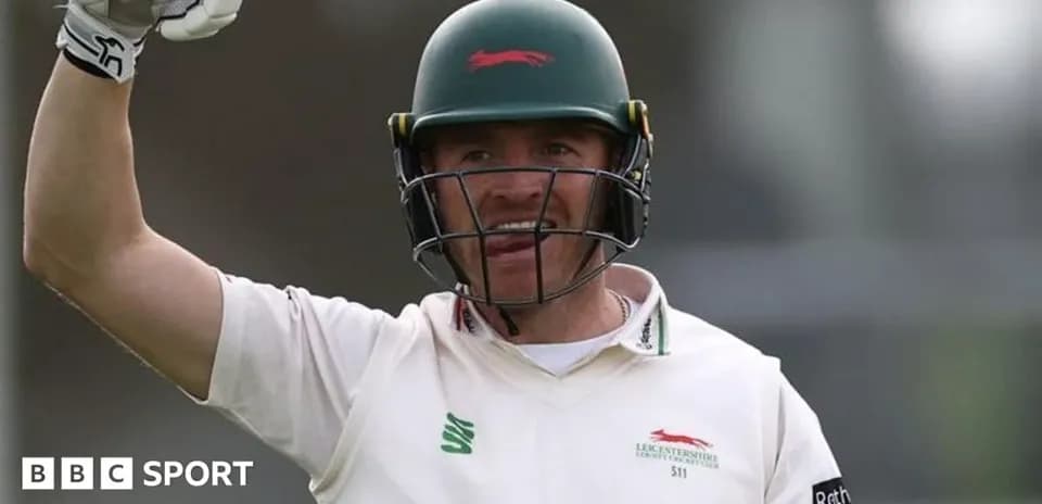 Joueur de cricket levant le bras en célébration