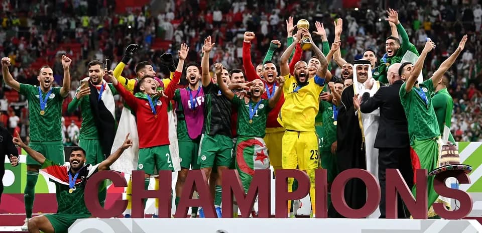 Équipe d'Algérie célébrant la victoire au championnat