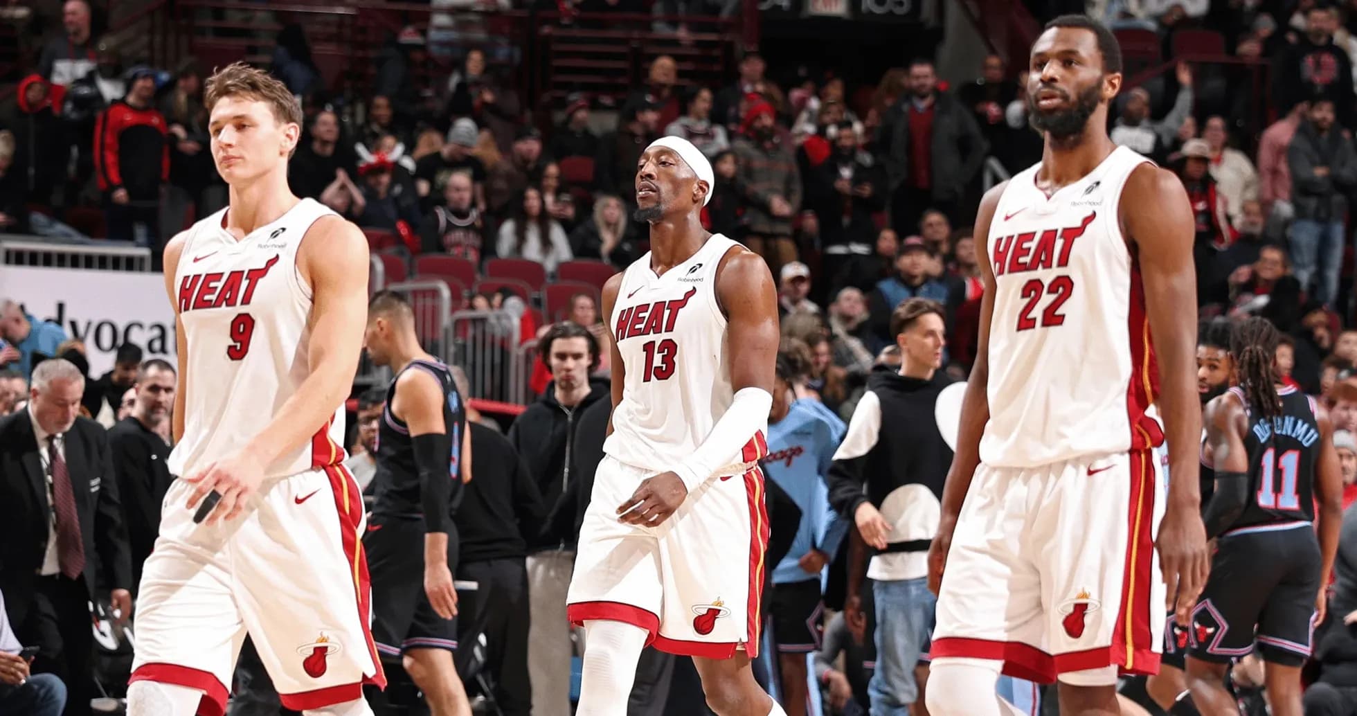 Joueurs de Miami Heat marchant sur le terrain