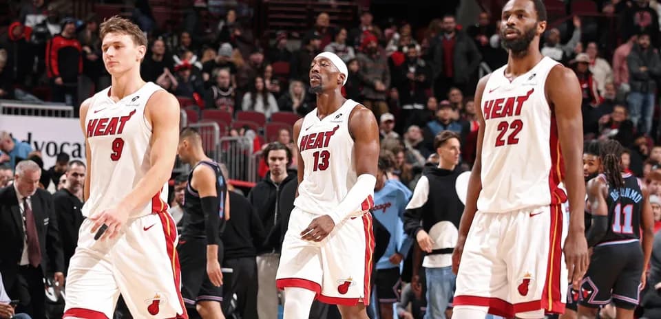 Joueurs de Miami Heat marchant sur le terrain