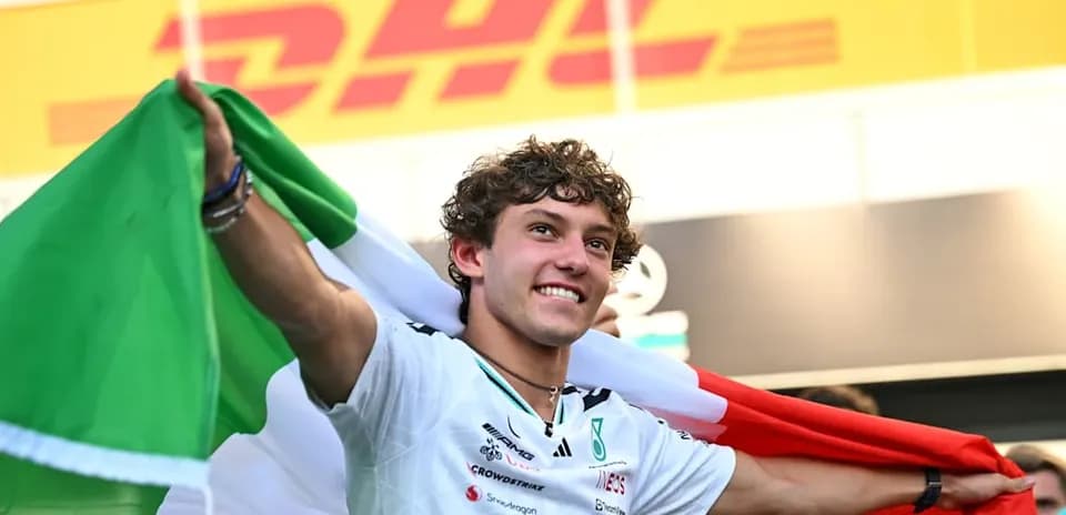 Pilote tenant un drapeau italien après la course