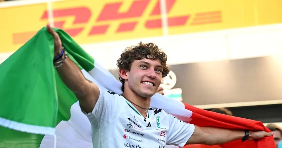 Pilote tenant un drapeau italien après la course