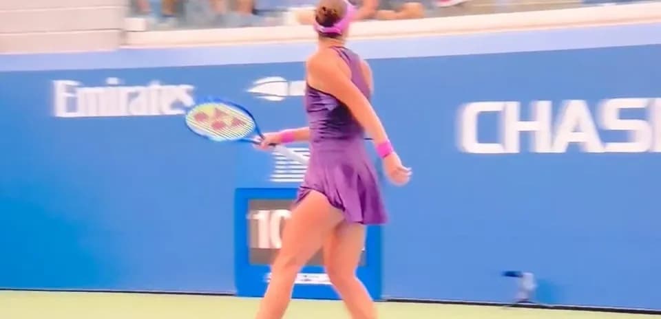 Joueuse de tennis servant sur le court