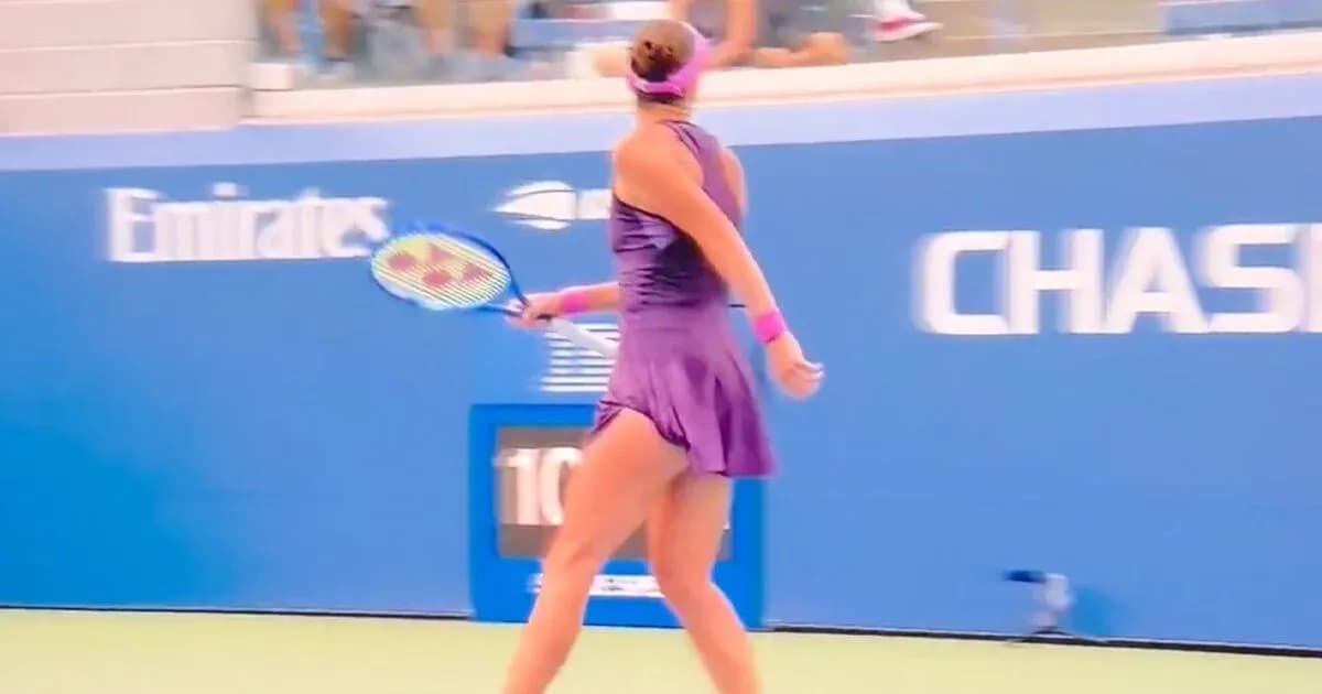 Joueuse de tennis servant sur le court