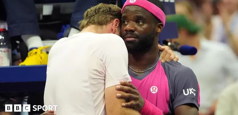 Deux joueurs se réconfortant après un match de tennis