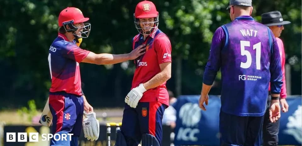 Joueurs de cricket discutant sur le terrain