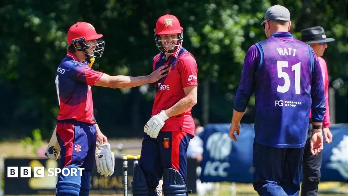 Joueurs de cricket discutant sur le terrain