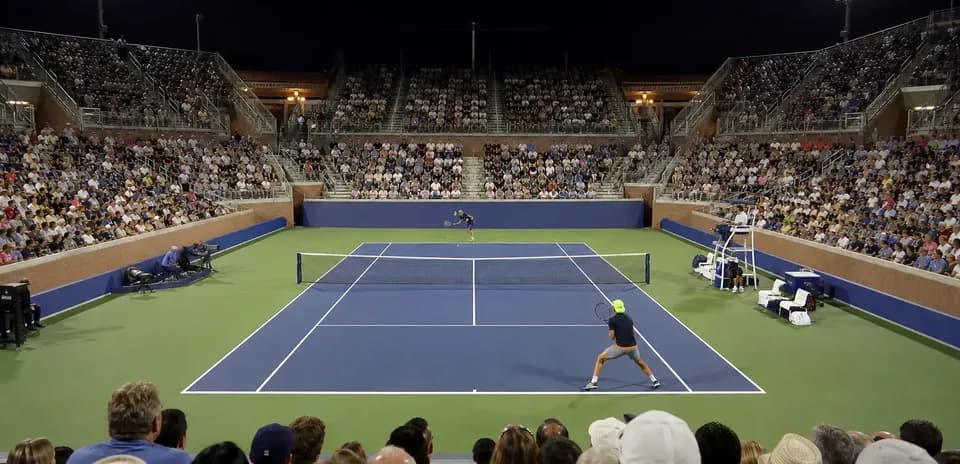 Match de tennis avec un joueur en action devant public