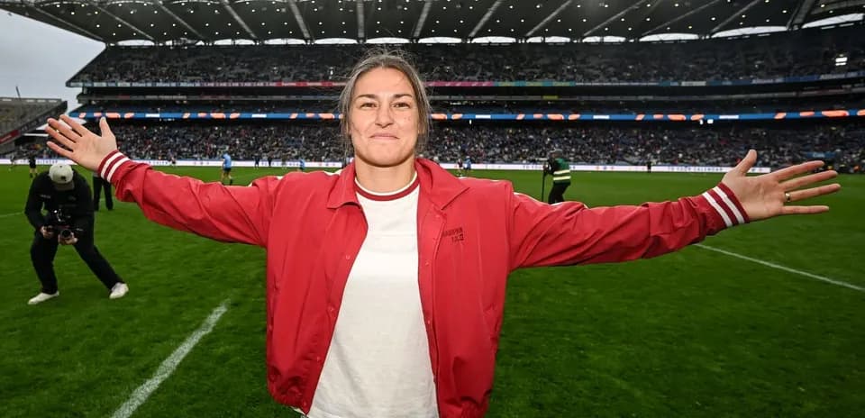 Femme souriante sur le terrain de sport, bras ouverts