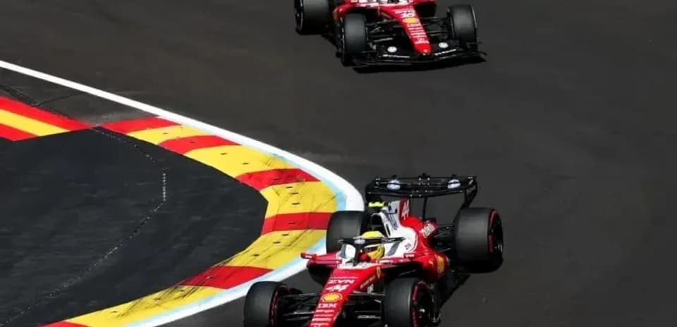Deux voitures Ferrari en virage sur circuit