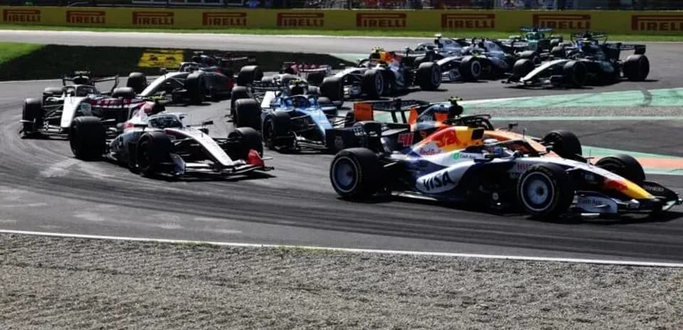 Voitures de F1 en course sur circuit