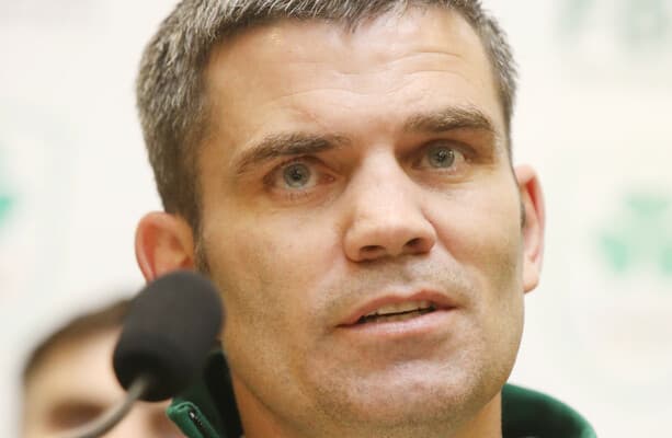 Entraîneur s'exprimant lors d'une conférence de presse