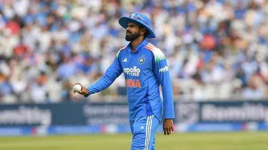 Joueur de cricket indien tenant une balle sur le terrain