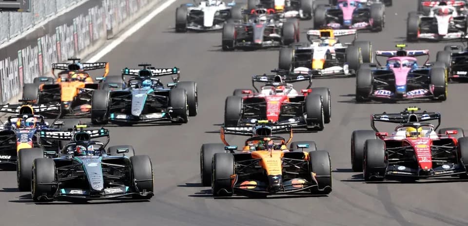 Voitures de Formule 1 en pleine course sur circuit