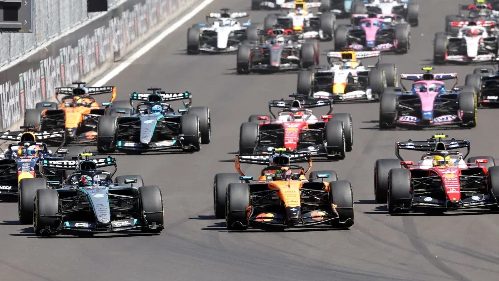 Voitures de Formule 1 en pleine course sur circuit