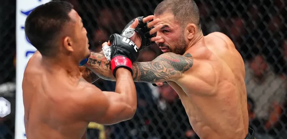 Deux combattants s'affrontant lors d'un match de MMA