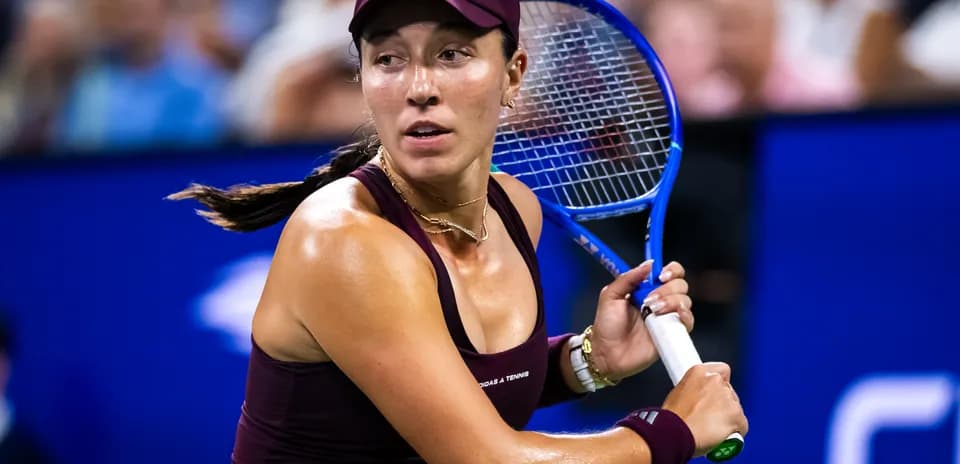 Joueuse de tennis se préparant à frapper la balle