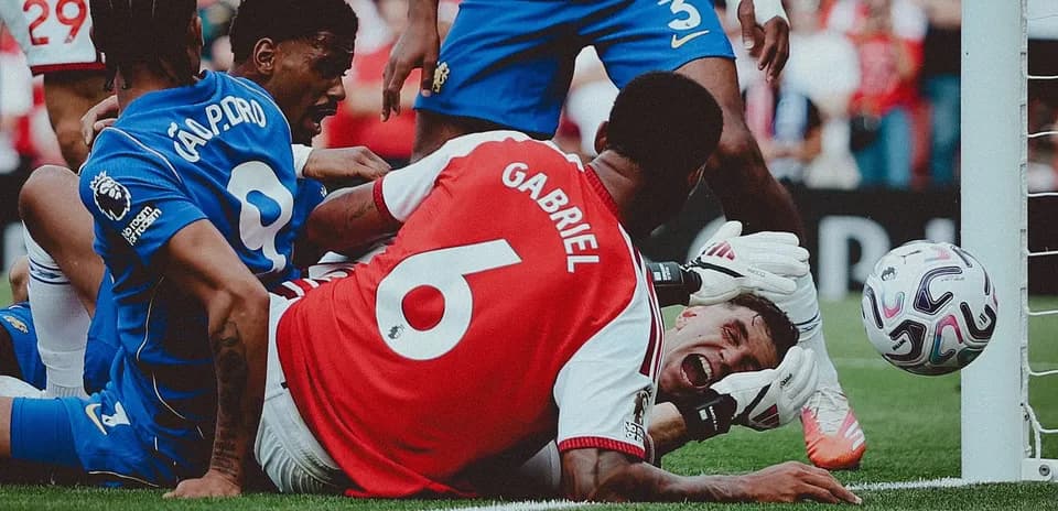 Joueurs se disputant le ballon près du but