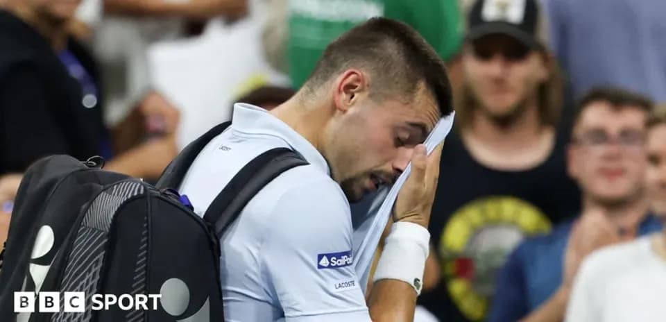 Joueur de tennis s'essuyant le visage après un match