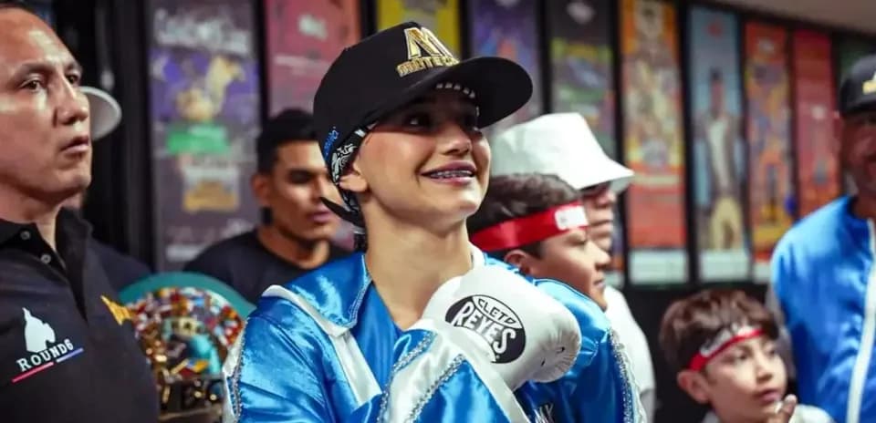 Boxeuse souriante avec gants dans vestiaire
