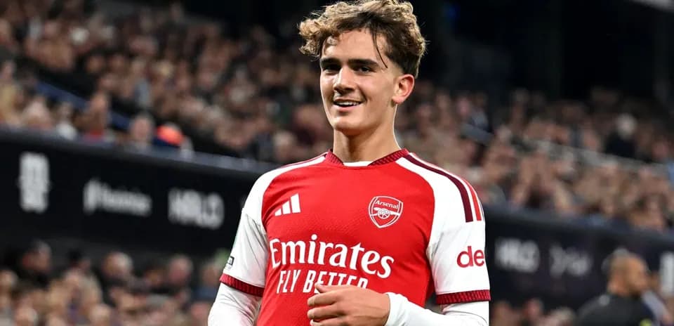 Joueur d'Arsenal souriant sur le terrain