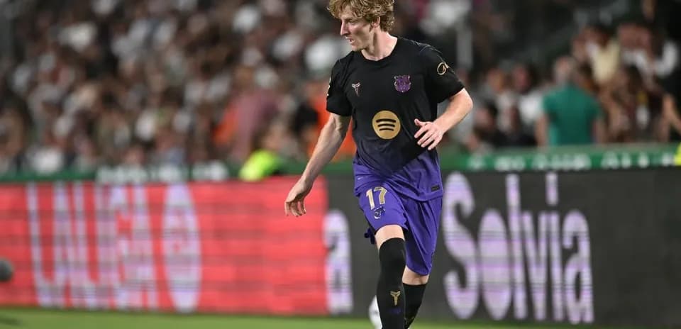 Joueur dribblant avec le ballon sur le terrain
