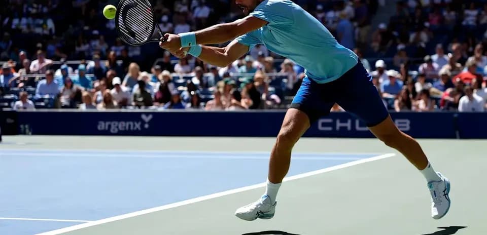 Joueur de tennis effectuant un coup en plein match