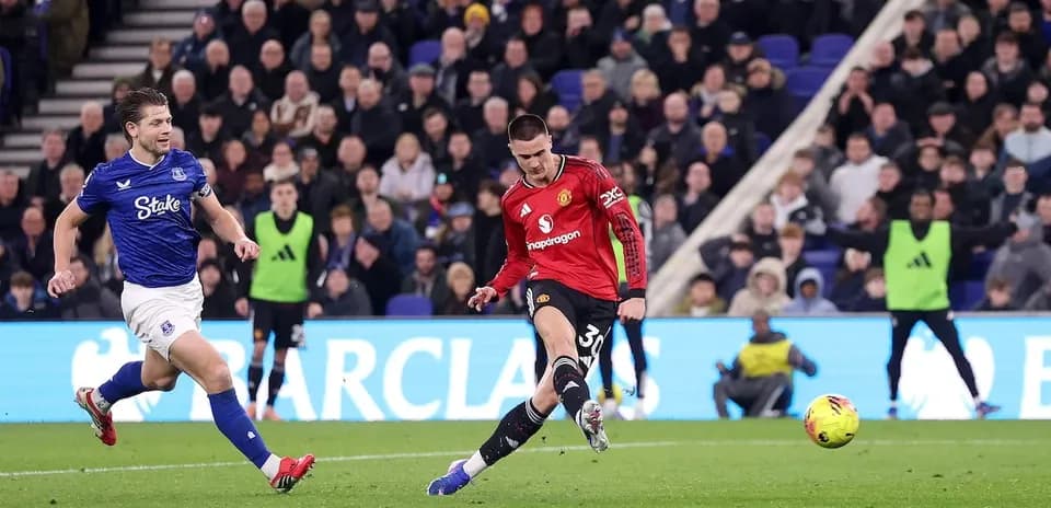 Un joueur d'Everton défendant contre Manchester United