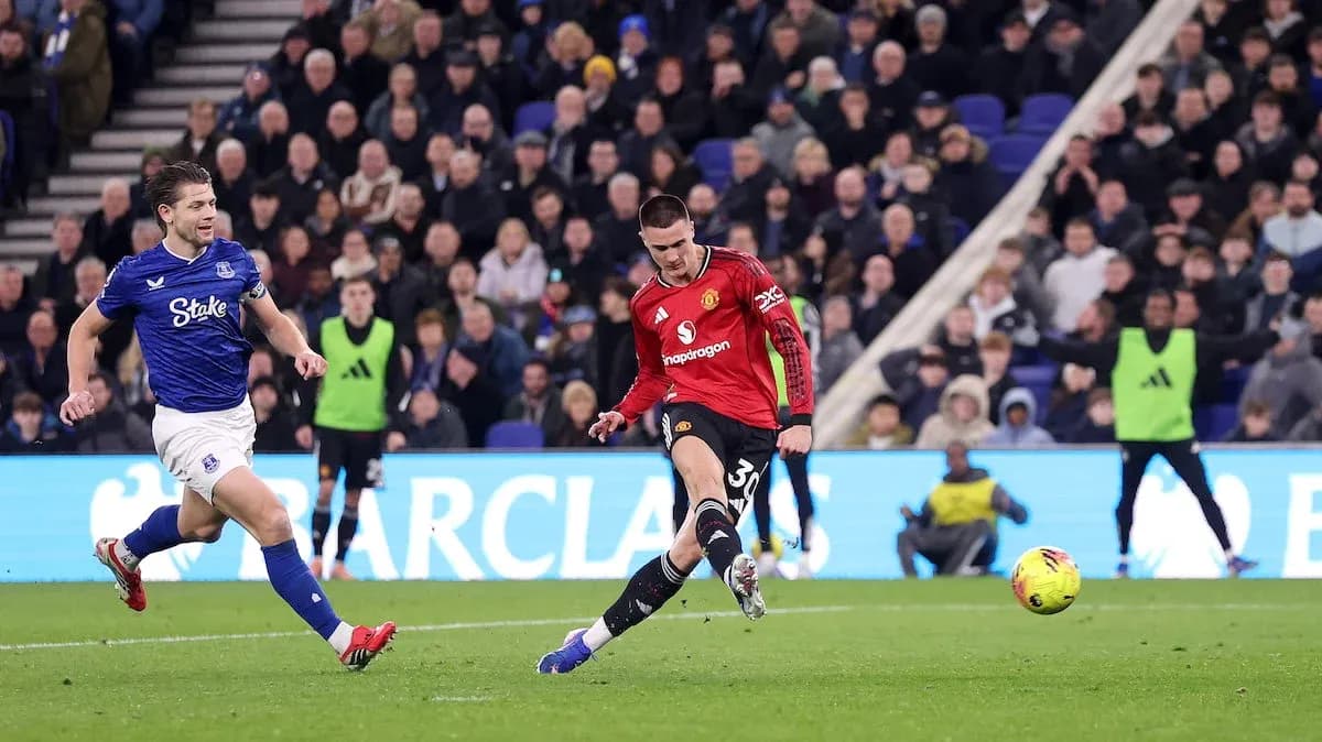 Un joueur d'Everton défendant contre Manchester United